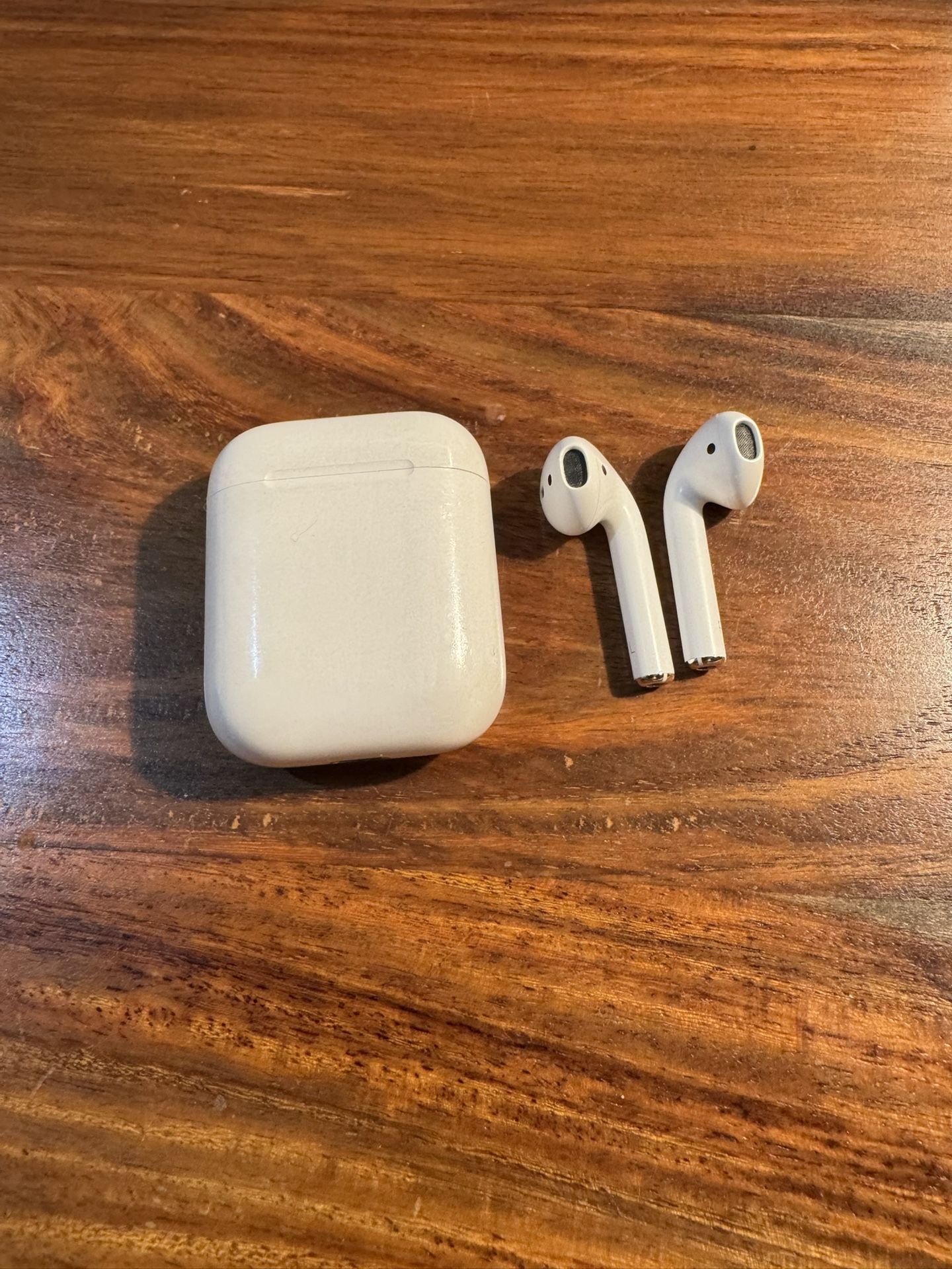 Apple 2nd Generation AirPods With Charging Case