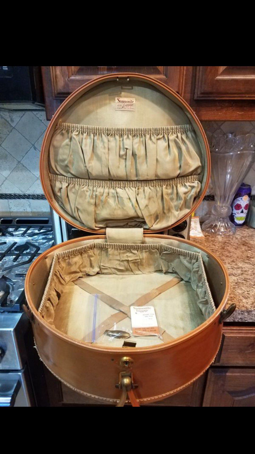Antique Hat box /travel case for Sale in Fort Worth, TX - OfferUp