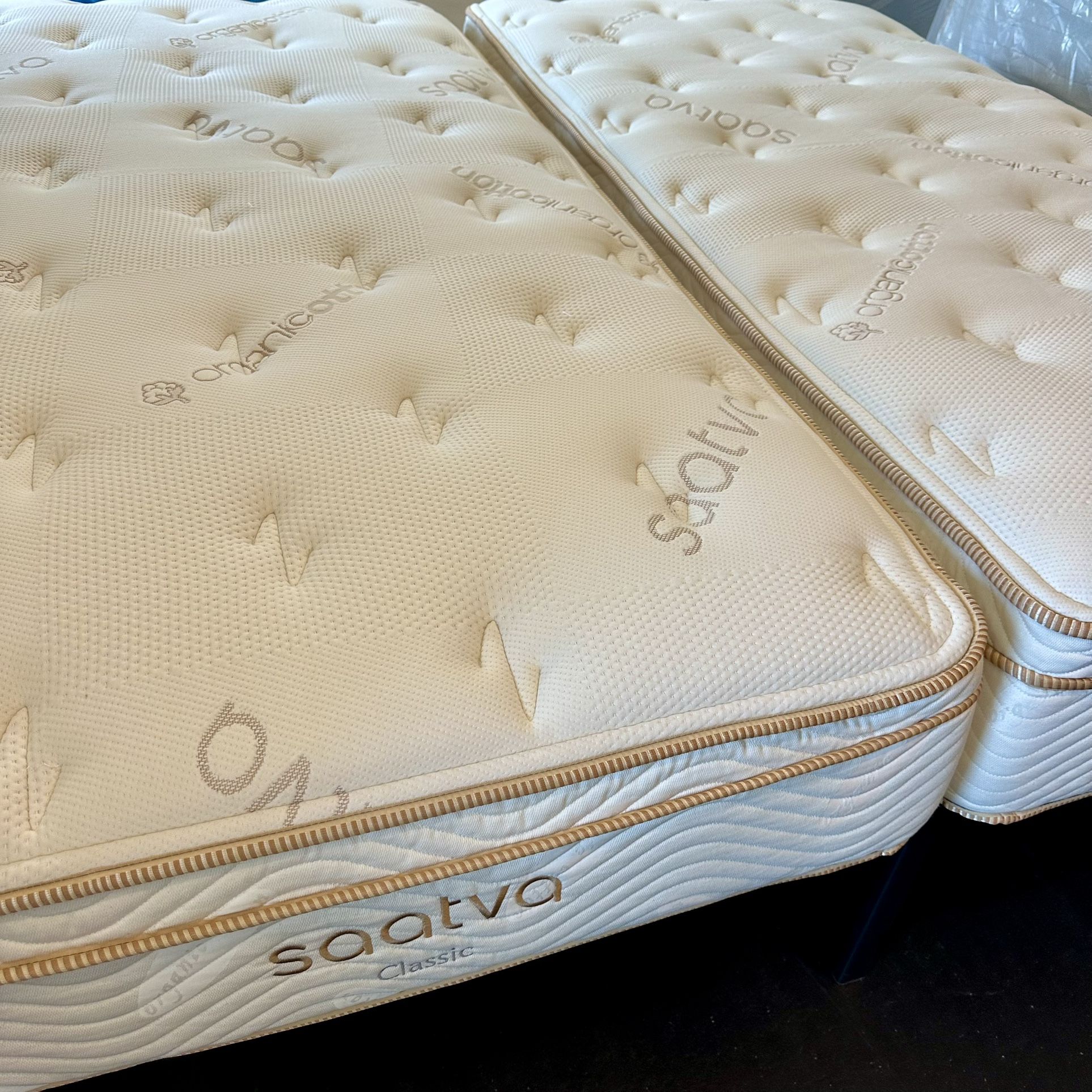 LIKE NEW Split King ✨ Saatva Classic Plush Soft Mattress
