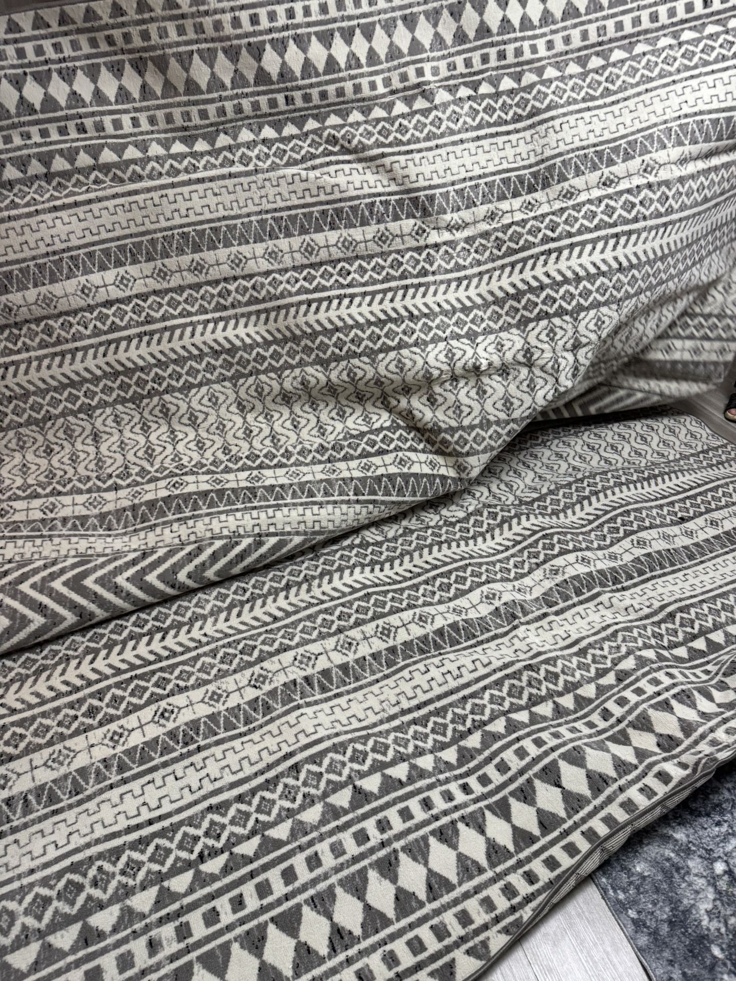 creek :8' 10"' x 12' carpet grey