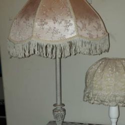 VINTAGE ORNATE BABY PINK FLORAL FLOWER BEADED FRINGE WHITE SHABBY CHIC CREAM LACE SHADE TABLE LAMP 
