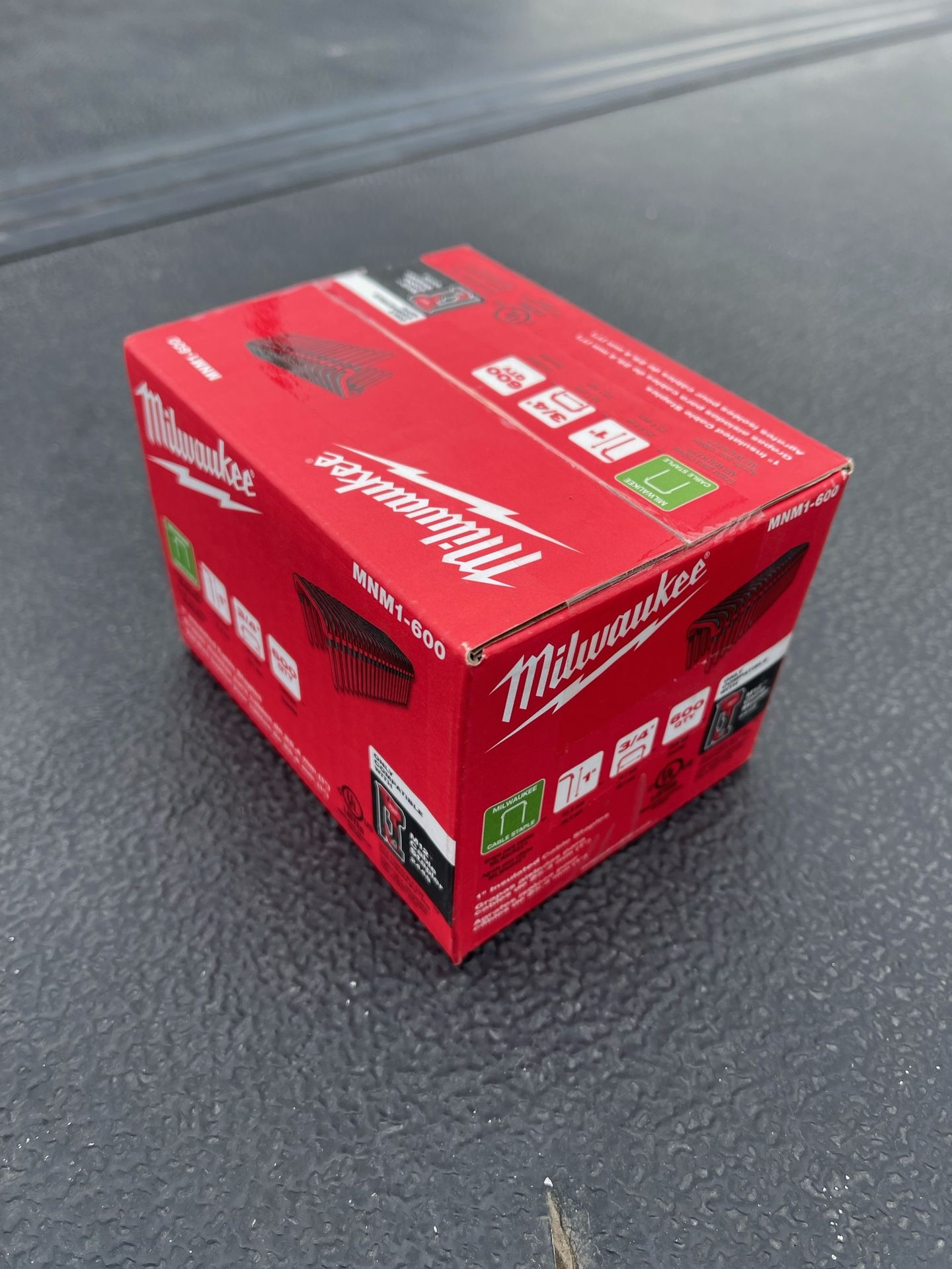 Milwaukee 1 in. Insulated Cable Staples