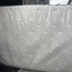 Arctic Dreams 10” Queen Mattress Super Clean