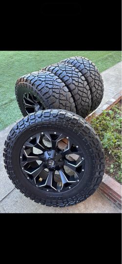 Chevy Silverado rims and tires 35x12.50/20