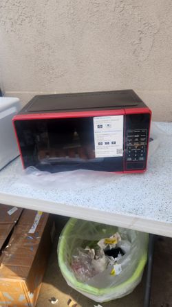 757
Mainstays 0.7 Cu ft Countertop Microwave Oven, 700 Watts, Red
