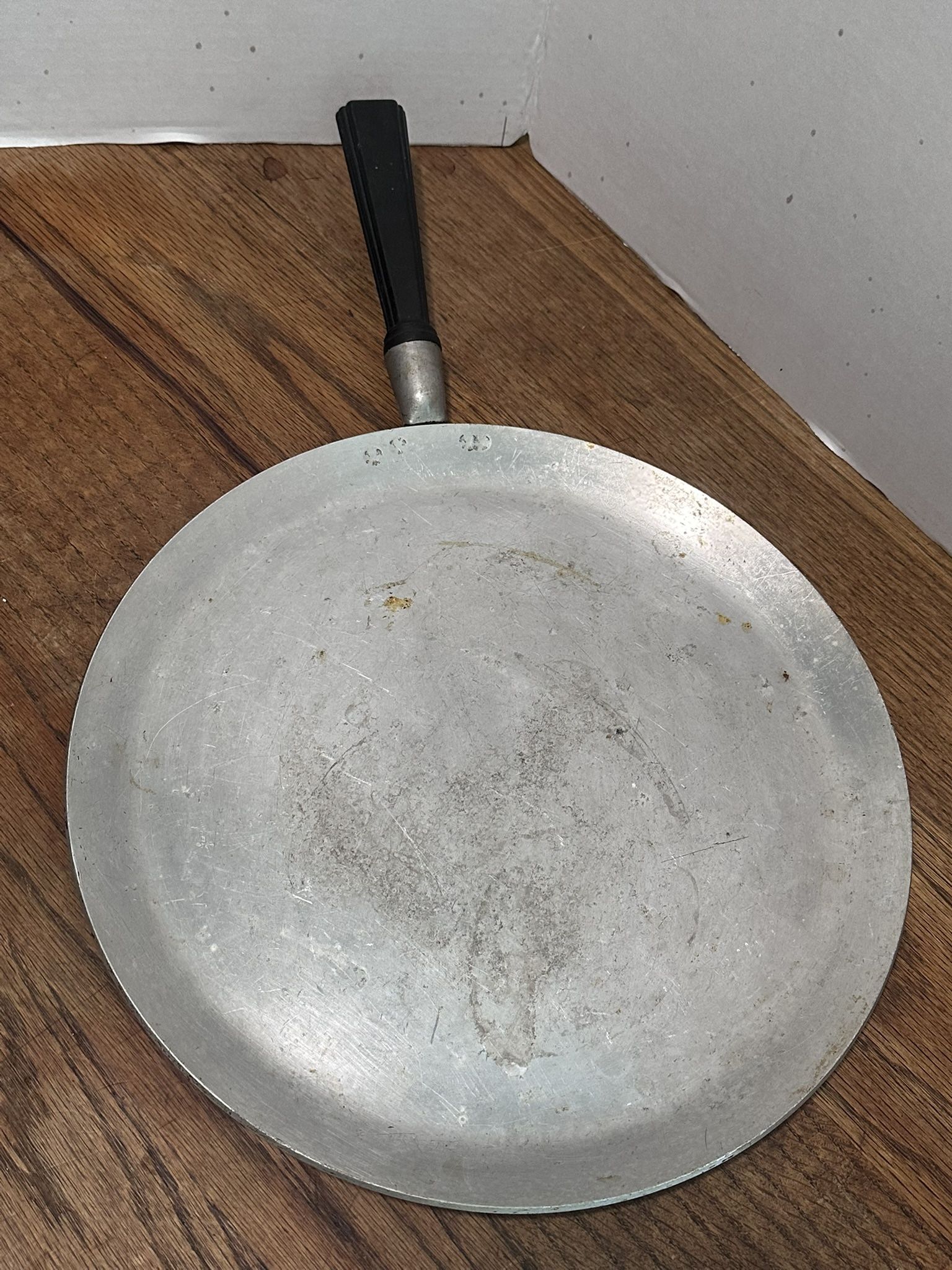 Vintage 12" Wear Ever Round 2582 Griddle Pan Aluminum Bakelite