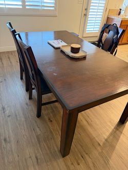 Table with 5 chairs