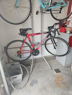 Genesis 700/ Shimano Equipped 10 Speed Bike w/ Air Pump & Bottle Holder, Like New