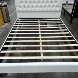 Frema  De Cama Quuen  Todo  Nuebo  En Caja Listo Para Entregar  Por El Mismo Precio 