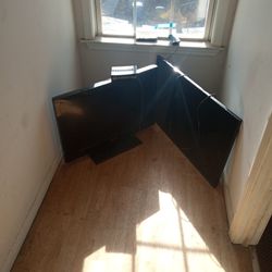 T V 32 And 40 Inch TVs Two For 70 