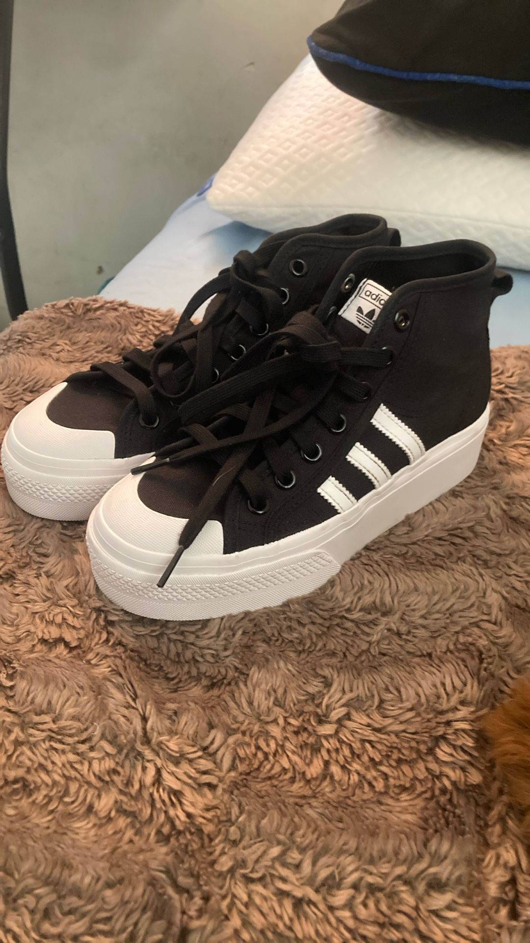 Women’s Adidas Nizza Size 6