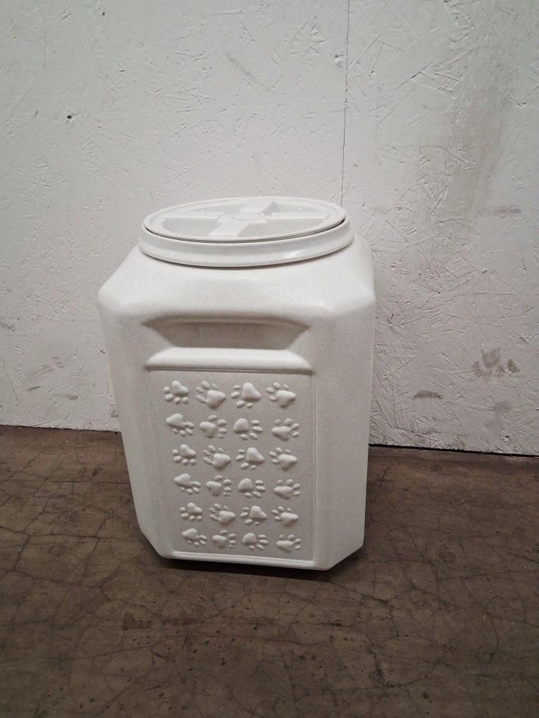 Large Pet Food Storage Container Pickup Between 2:00-10:30 Rainbow/charleston Cash Only Fcfs No Holds