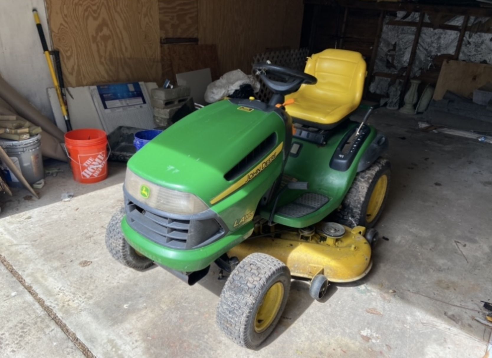 John Deere Riding Lawn Mower LA165