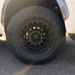 17x8.5 KMC Rines Y Llantas 35/1250/17 Nitto Ridge Grappler 