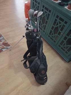 Right hand golf club set with bag 
Pro Select
Wedges  
Callaway pitching wedge
Metalhead titanium matrix 21
Drivers 
Wilson power source 1
Wils