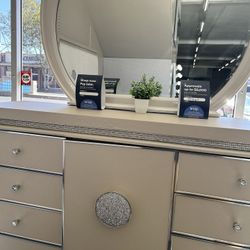 MUST GO!!!! Amazing Design (dressers Drawer)
