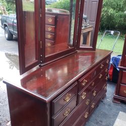 Dresser. , Mirrer, Chrstof Drawers And Nightstand