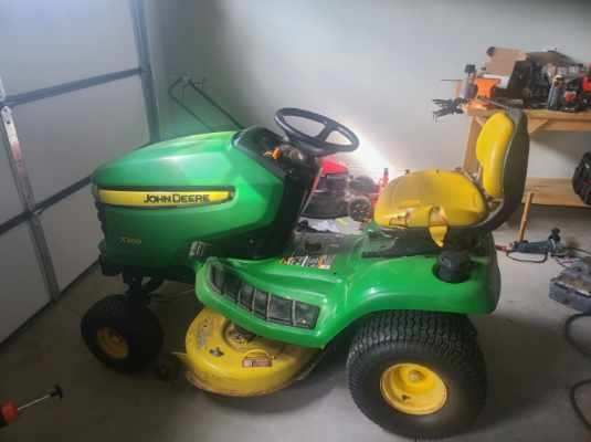 John Deere X300 Lawn Tractor 