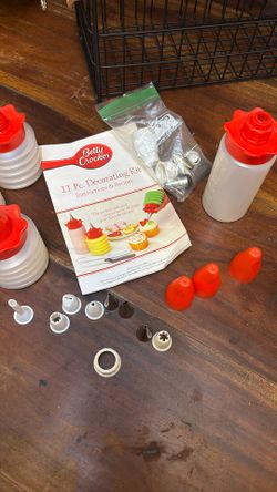 11 Piece Betty Crocker Decorating Kit 