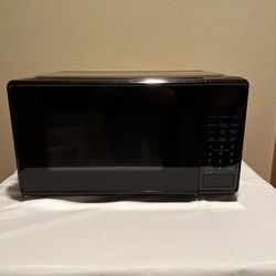 Mainstays 0.7 Cu ft Countertop Microwave Oven, 700 Watts, Black