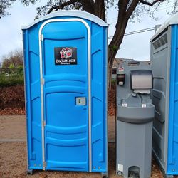 Portable Restroom / Baños
