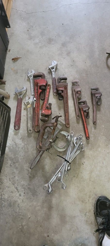 Plumbers wrench or monkey https://offerup.com/redirect/?o=d3JlbmNocy50b29scw==