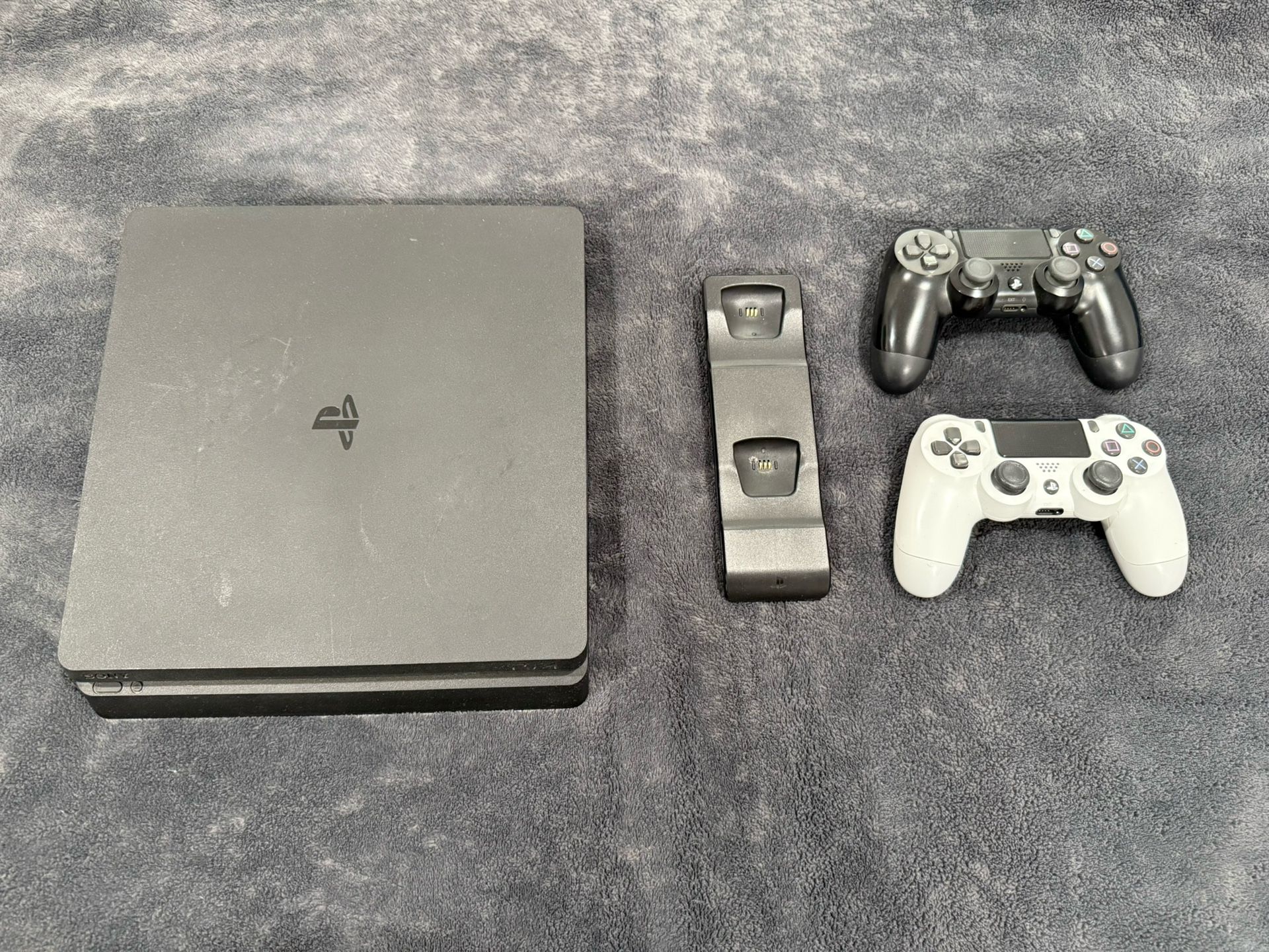 PS4 Slim + 2 controllers