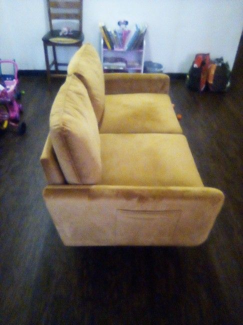 Beautiful Mint Condition Loveseat
