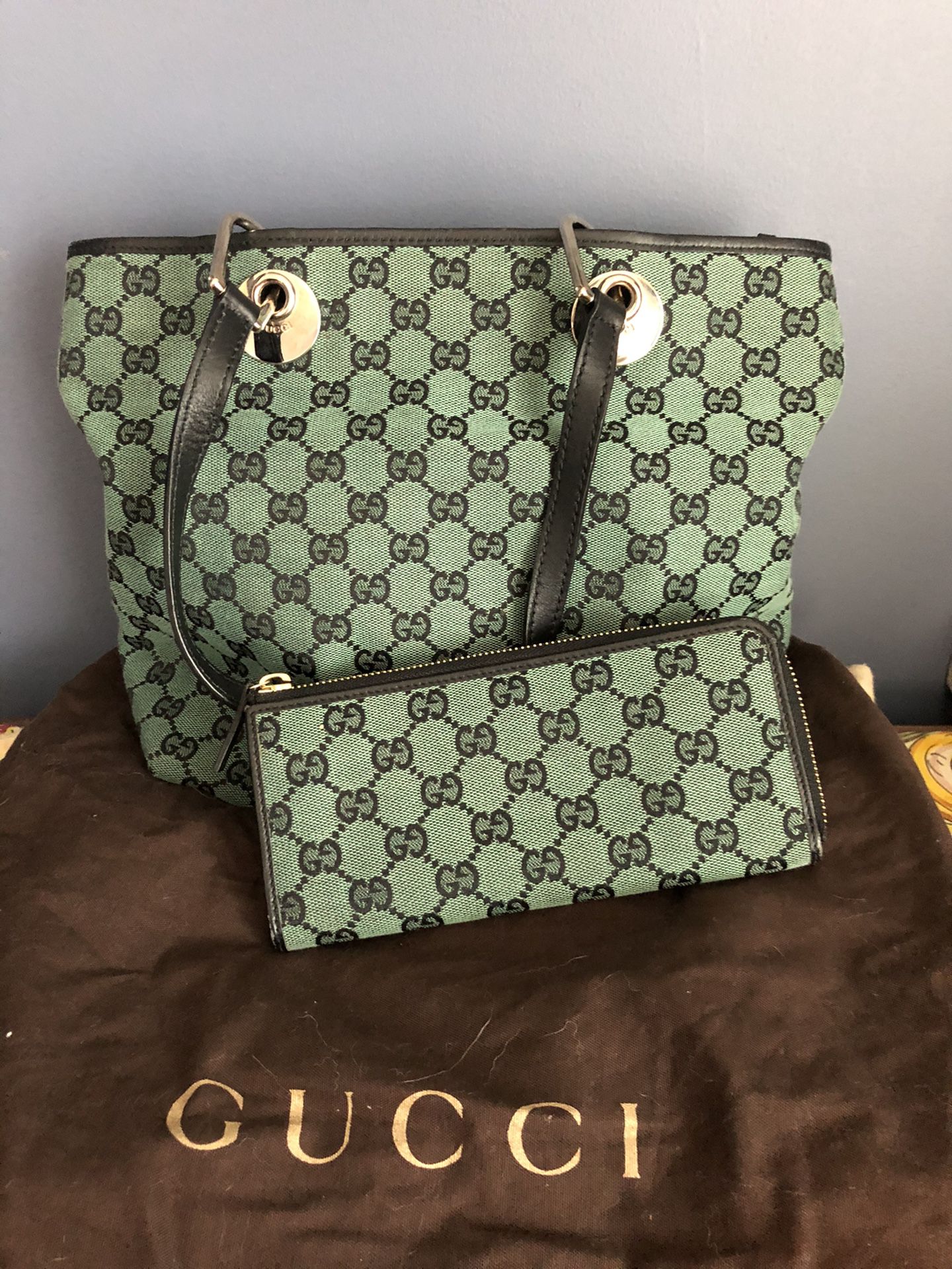 Gucci purse and wallet