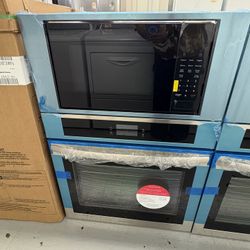 Frigidaire 30 in. Electric Wall Oven with Built-In Microwave with Fan Convection in Stainless Steel
