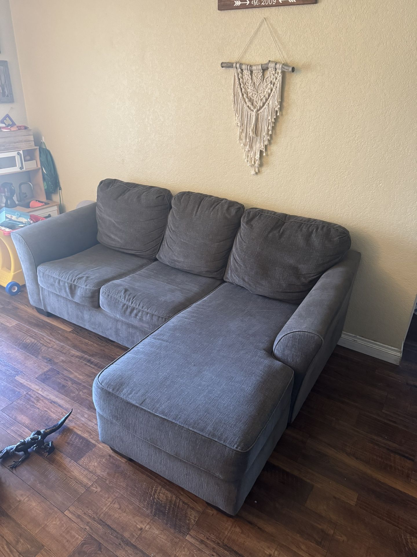 Free Couch PENDING