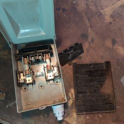 Eaton AC Disconnect Raintight 30A 2 Fuse DPF221R