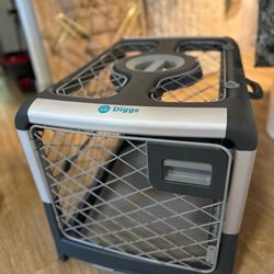 Like new DIGGS DOG CRATE 