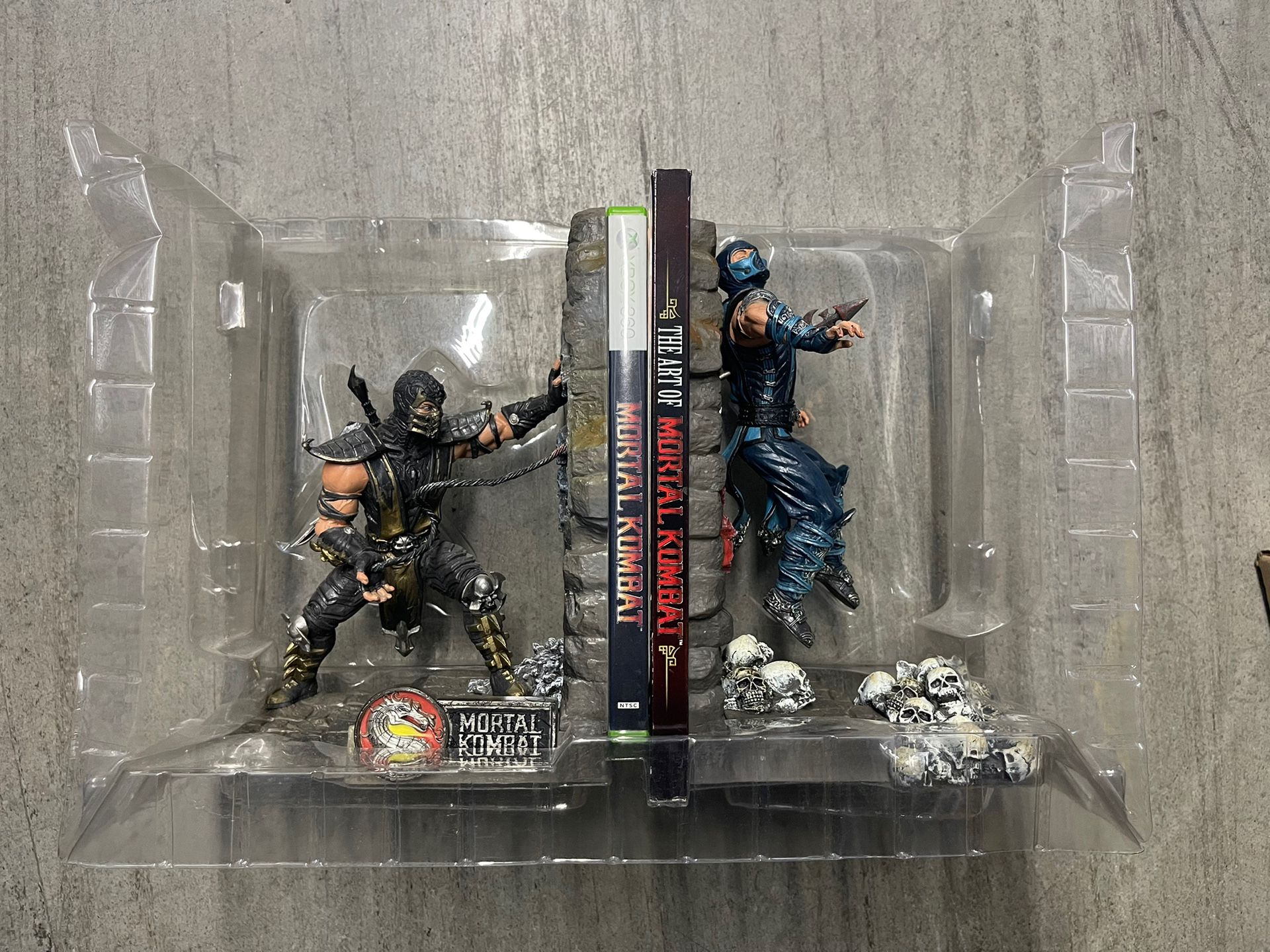 Mortal Kombat 9 Kollector's Edition XBOX360 with Scorpion & Sub-Zero bookends
