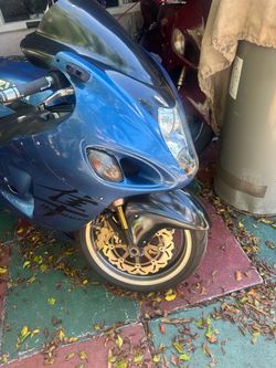 2004 Suzuki Hayabusa 25,000 miles I know this bike for years. It’s a good one.