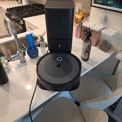 Roomba I3 With Base Vacuum
