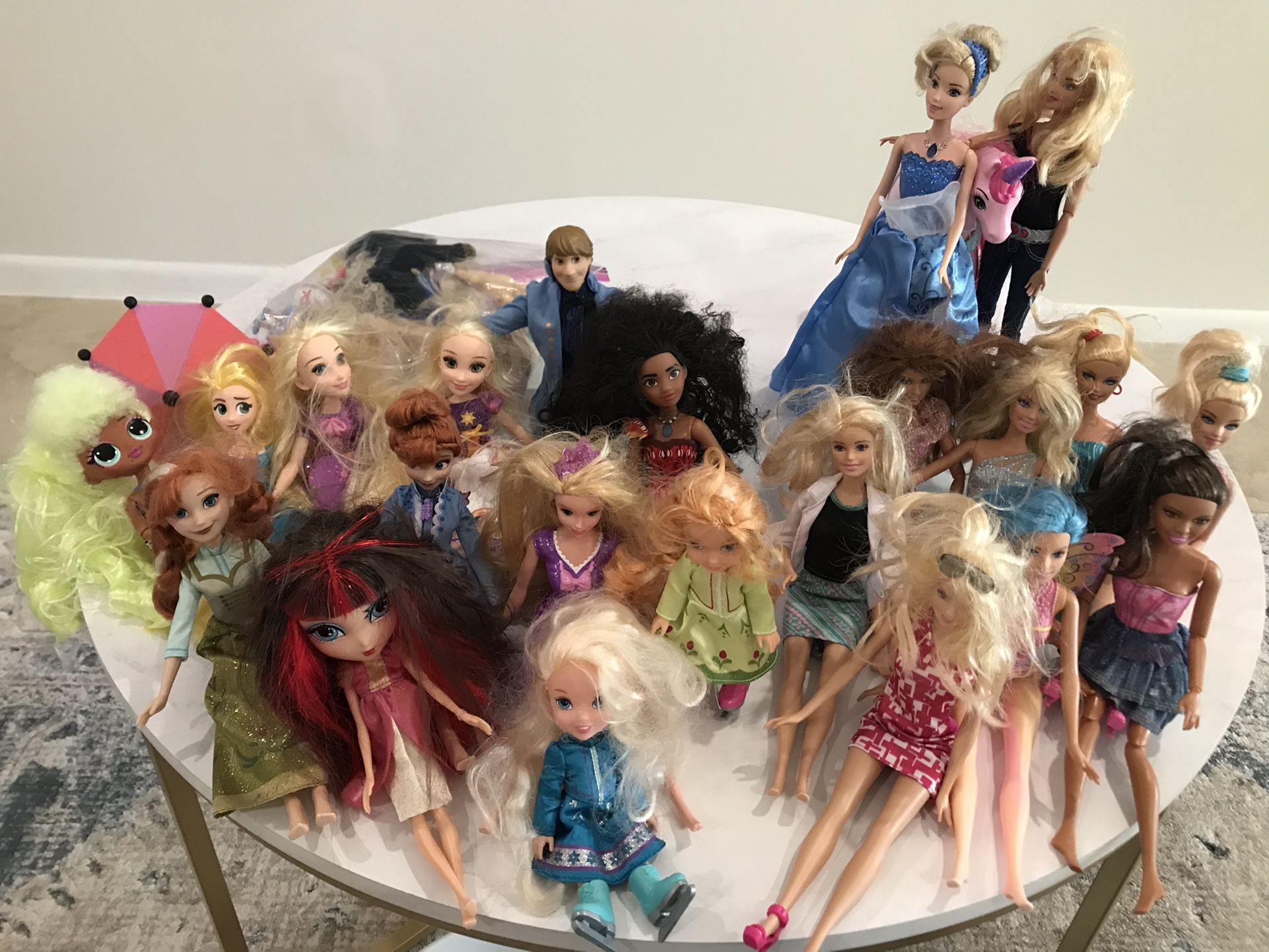 21 Dolls, 1 Horse, 1 Large Bag Of Small Dolls And Animals. All In Great Condition! And White Bucket To Store!