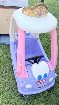 Little likes car
