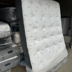 Queen Size Bed Mattress King Koil Intimate Medium Firm Button Top Serta Sealy Stearns & Foster Airelom Kluft Hotel Collection Beautyrest Black Purple 