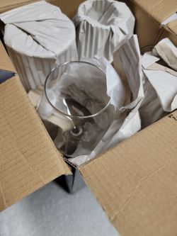 4 pcs of white wine glasses