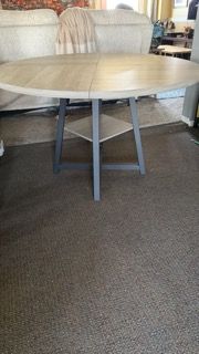 NEW Gorgeous Dining Room Round table for up to six