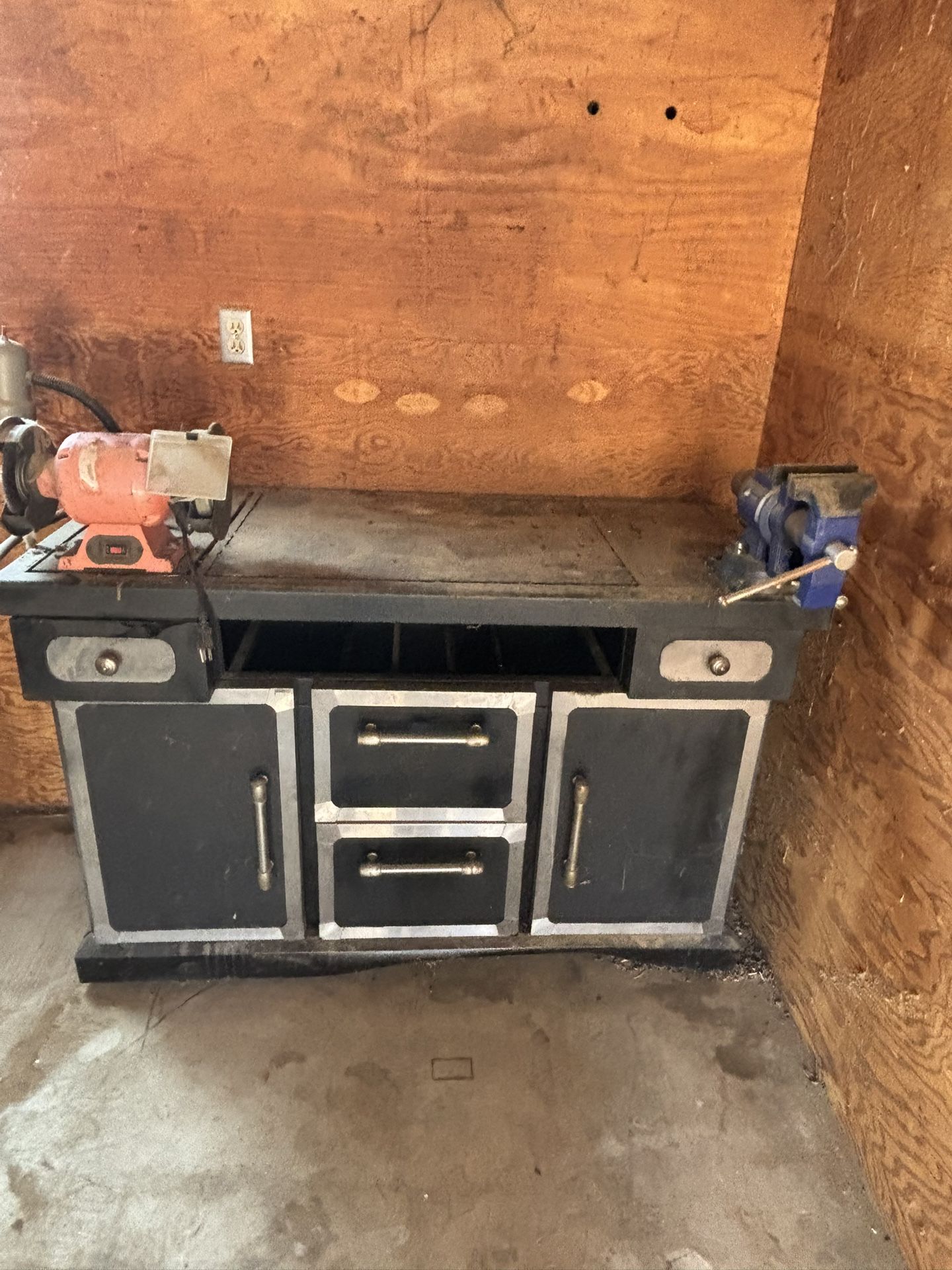 Work Bench (on wheels) with both Grinder & Vice