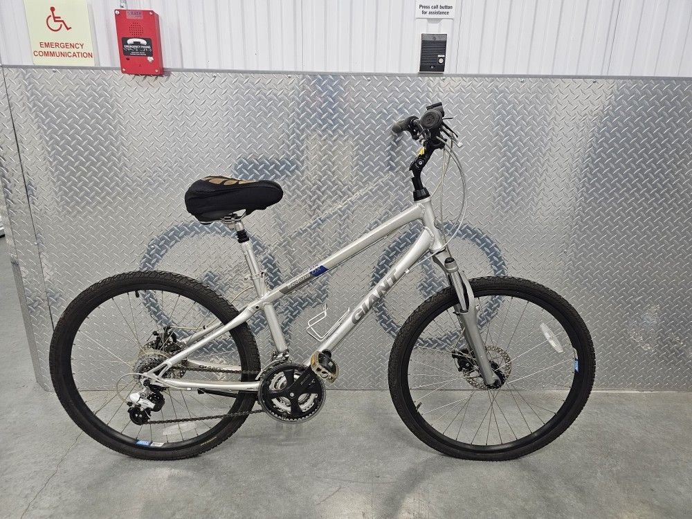 Giant Aluminum Bike with Disc Brakes – Good Condition