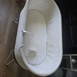 Baby bassinet snoo