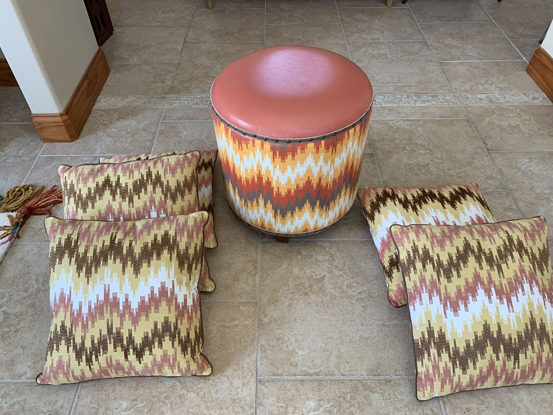 5 cushions small ottoman