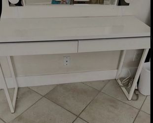 White gloss desk