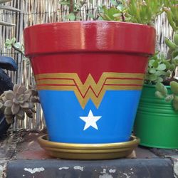 Wonder Woman Logo Pot