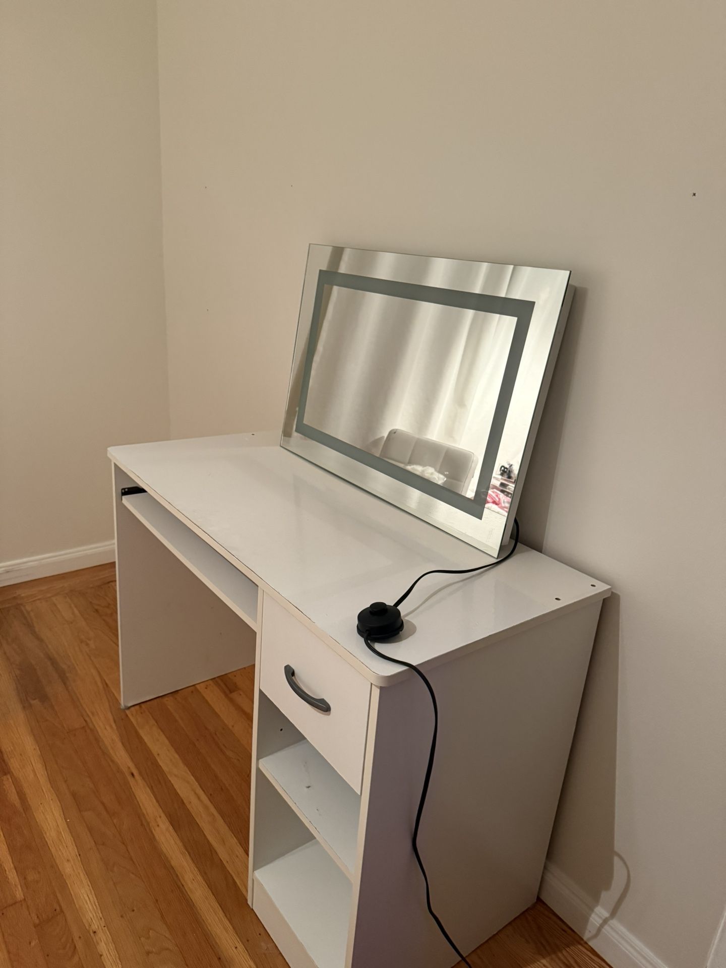 Lighted Vanity Mirror (Desk Included)