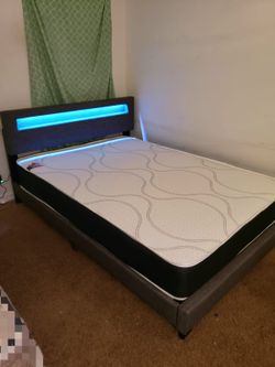NEW Queen-Size MATTRESS and BOX SPRING. Bed frame not included👍