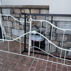 Pretty daybed (no Mattress)   CLAIMED